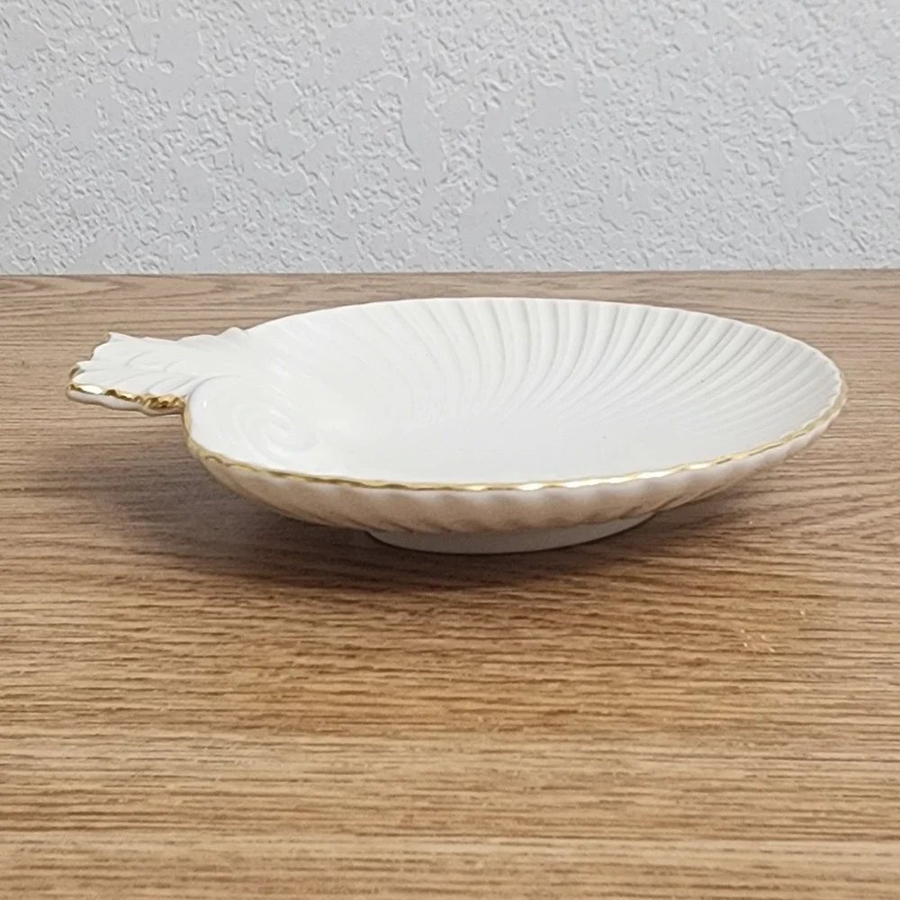 Lenox scalloped clam